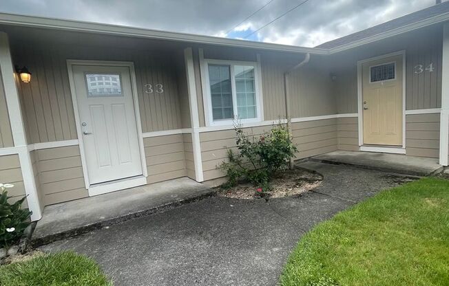 2 beds, 1 bath, 945 sqft, $1,575, Unit 033