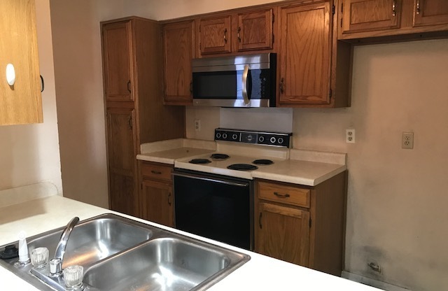 2 beds, 2 baths, $1,095, Unit #223