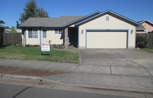 Large Three Bedroom Home in Stayton