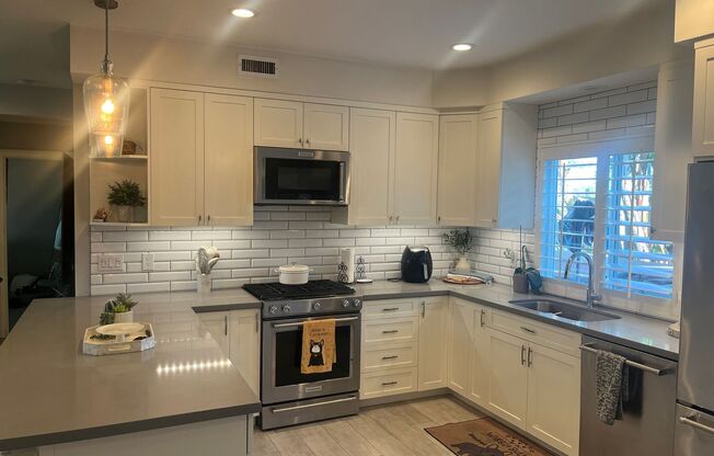 3bd/2ba House with Remodeled Kitchen and A/C