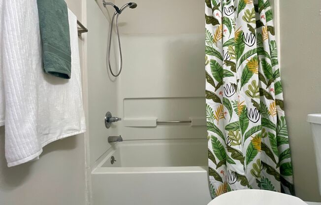 2 beds, 1.5 baths, 846 sqft, $1,499, Unit 208