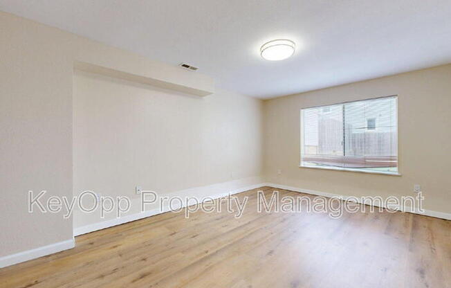 806 35 AVE