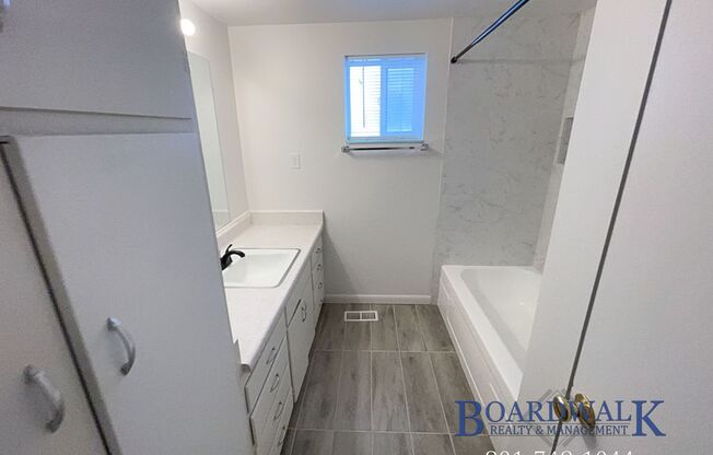 1 bed, 1 bath, 800 sqft, $1,099, Unit 3545 West Temple