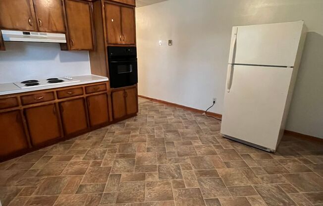 2 beds, 1 bath, 903 sqft, $1,140, Unit H-2