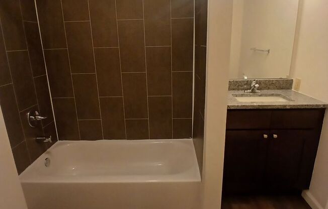 2 beds, 1 bath, 800 sqft, $1,095, Unit 190103