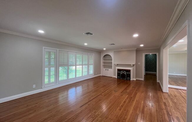 UPDATED HOME IN LAMAR PARK!!