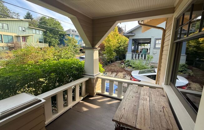 Beautiful Fully Furnished Home in Close-In SE Portland Short Term, 4 bed 3 bath!