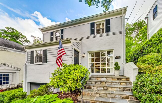 Stunning 4 bed + 2 full & 2 1/2 bath Classic in NW DC