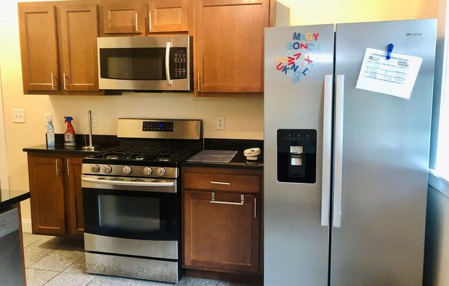 1 bed, 1 bath, 700 sqft, $850, Unit 215 Apt. A