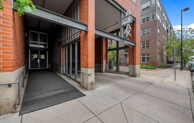 Gorgeous One Bedroom Luxury Condo in Ballpark!