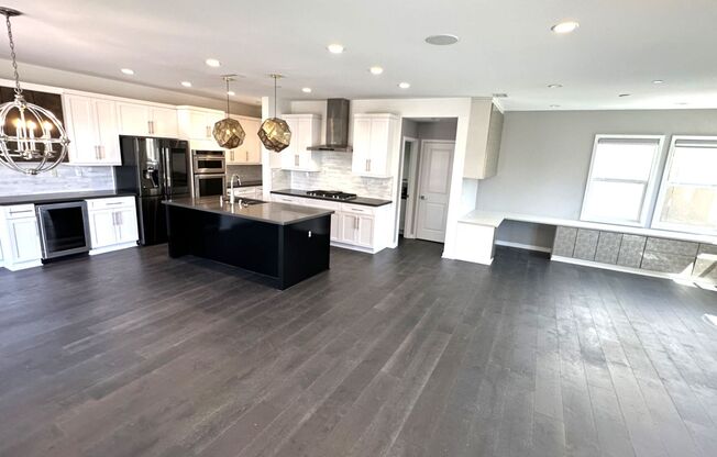 Civita/Apex – Luxury 3BR 3.5BA, Valley Views, Luxury Upgrades, AC, W/D, 2-Car Garage.