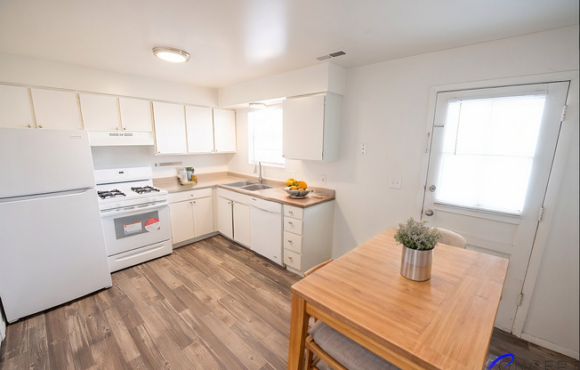 2 beds, 1.5 baths, 1,040 sqft, $1,349, Unit 14