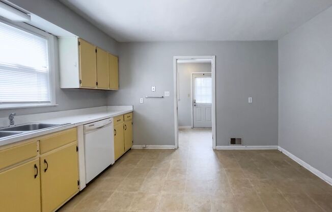 3 beds, 1 bath, $1,275