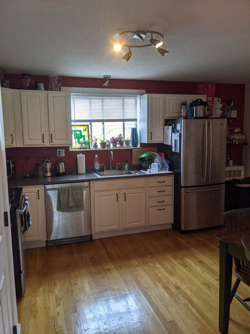 Somerville 2 bedroom with parking for 9/1
