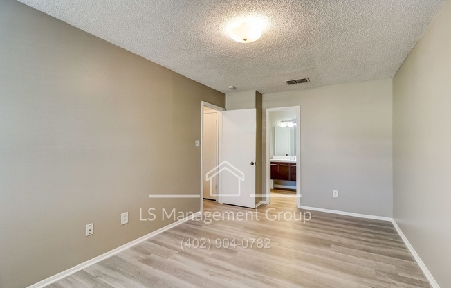 3 beds, 2 baths, 1,200 sqft, $1,295