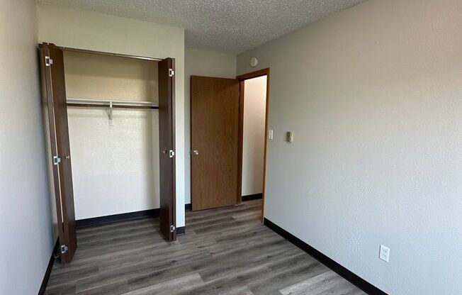 2 beds, 1 bath, $800, Unit 201