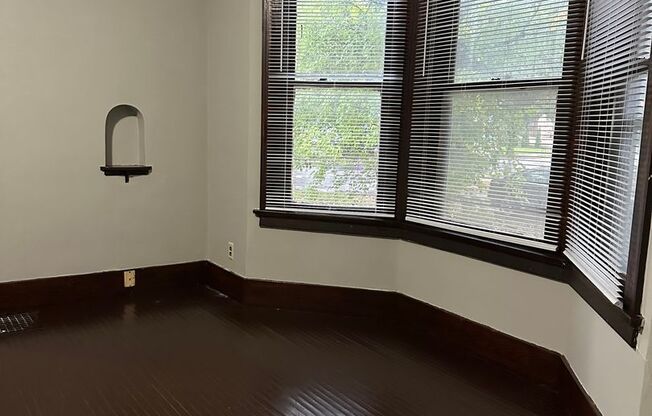 623 W Creighton Ave