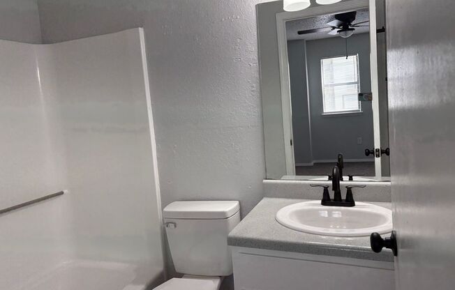 1 bed, 1 bath, 702 sqft, $985