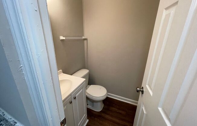 Studio, 1 bath, 300 sqft, $1,095, Unit 6B