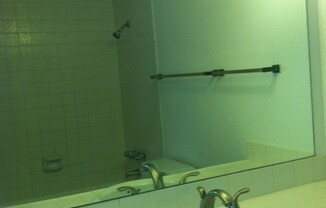 Ground Floor Condominium minutes to UNLV/2 Bed/2 Bath