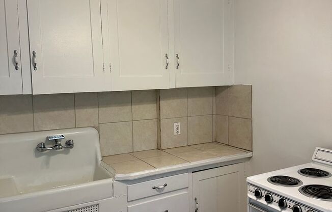 1 bed, 1 bath, 500 sqft, $990, Unit Rear house