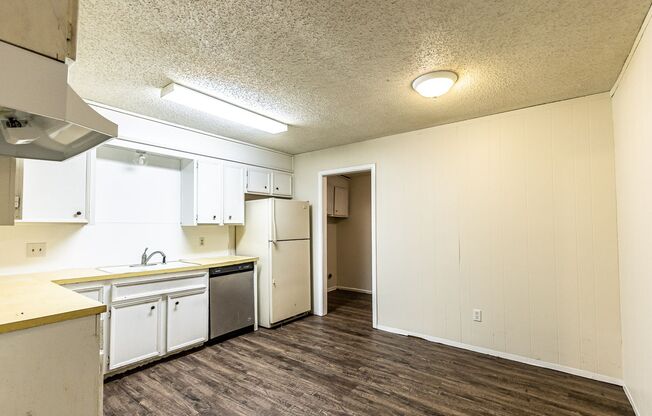 2 beds, 1 bath, 1,143 sqft, $800, Unit A