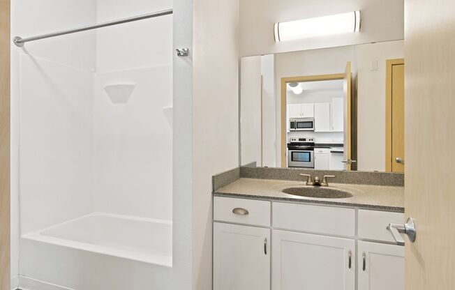 1 bed, 1 bath, 708 sqft, $1,950, Unit 423