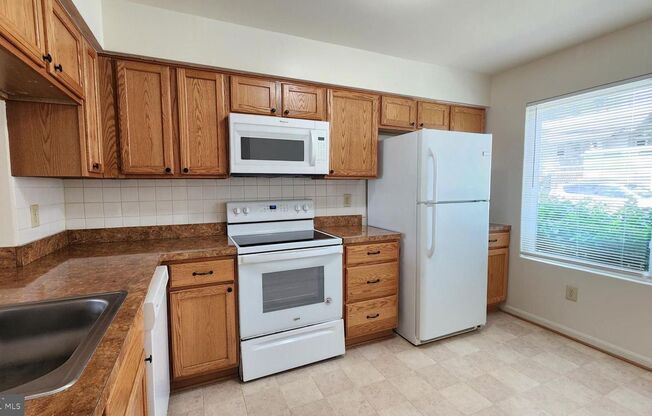 Arlington Townhouse With Attached Garage!