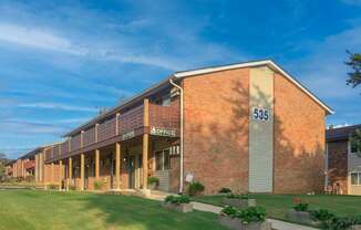 A brick building with the number 535 on it.