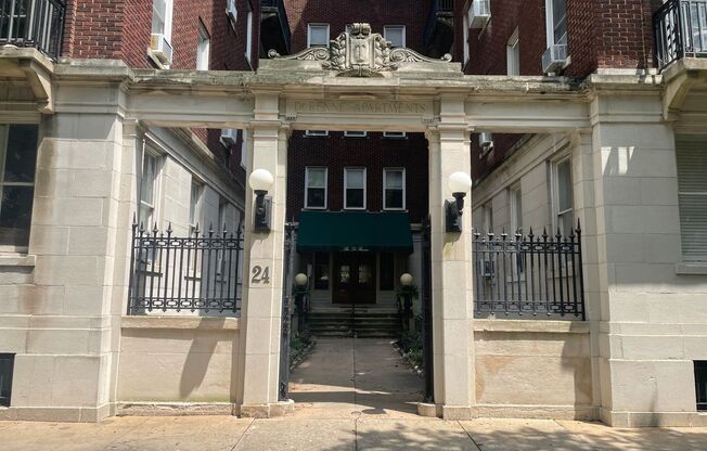 2 beds, 1 bath, $2,150, Unit Unit 15B