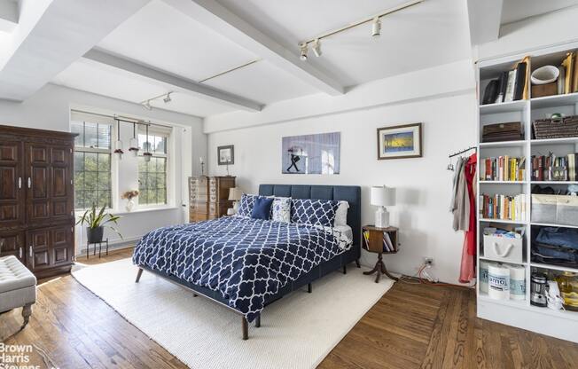 470 W 24 ST