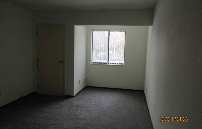 2 beds, 1 bath, $1,075, Unit 15623 - 09