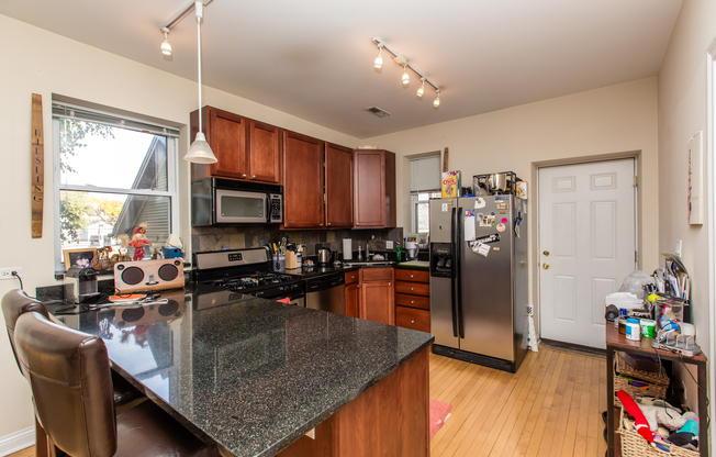 Condo Quality 2bed/1bath space in the HEART of Bucktown/Wicker Park! In-Unit Laundry! Blue Line!