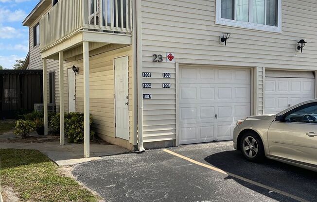 Spacious 2 bedroom/1 Bathroom End Unit Upstairs Condo.