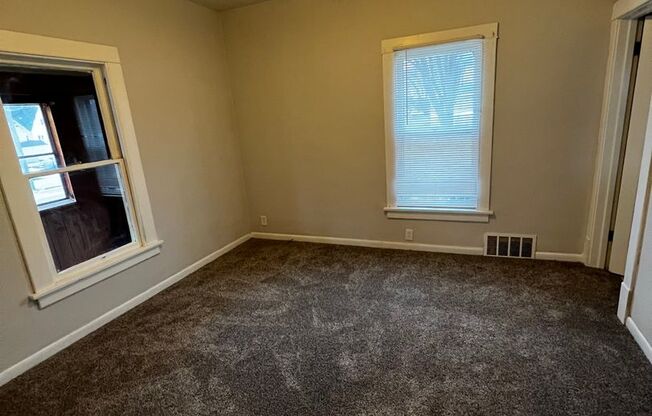 2 bed with Bonus room and 1 1/2 bath home in Moline!