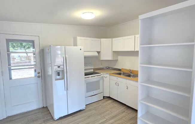 SUNSET PARK - Adorable cottage style home close to downtown! MOVE IN SPECIAL! SAVE $500 on first months rent!