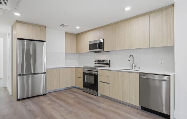 3 beds, 3 baths, 938 sqft, $3,441, Unit 208