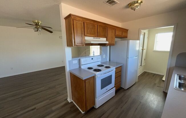 2 beds, 1 bath, $795, Unit 202 Truman Ave W. Unit C