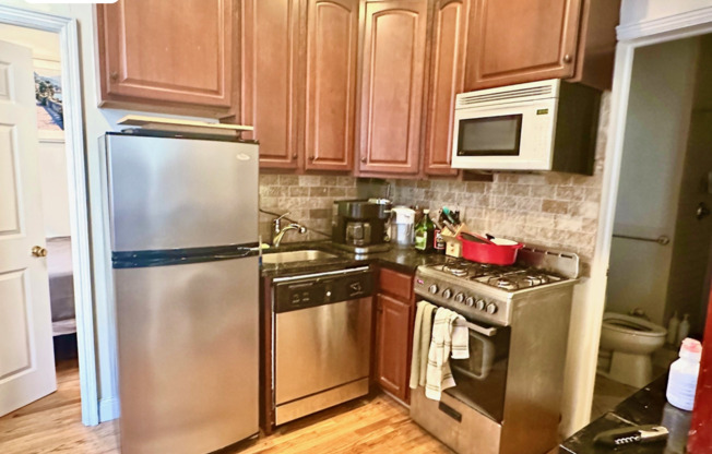 2 beds, 1 bath, $4,395, Unit 4E