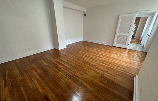 Studio, 1 bath, 321 sqft, $1,250, Unit New King Edward 8A4