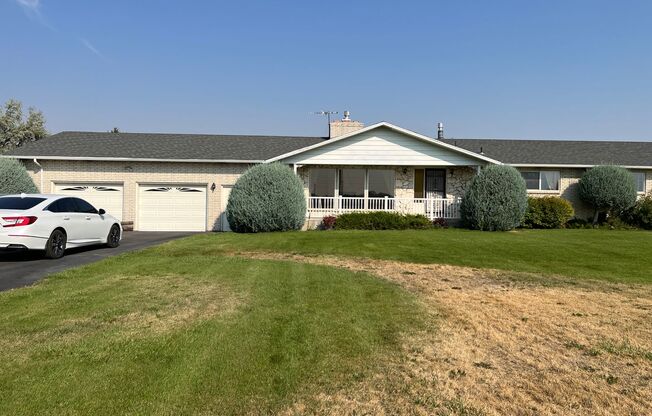 Beautiful 3 bed 2.5 bath home with over 2,000 sqft. just outside of Rexburg