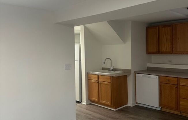 3 beds, 2 baths, $1,795, Unit 3022-G