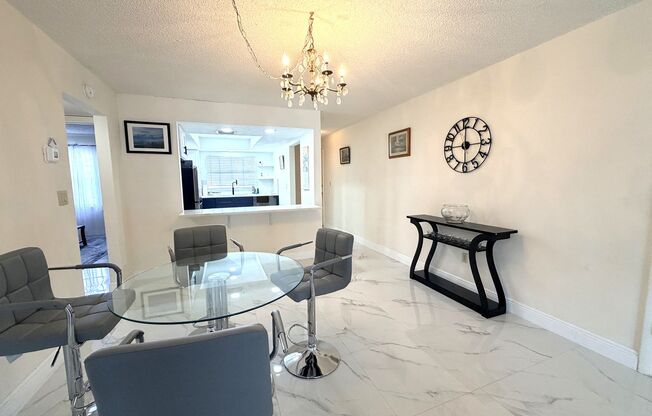 2/2 STUNNING SEASONAL RENTAL IN SUNNY N. FT. MYERS, FL