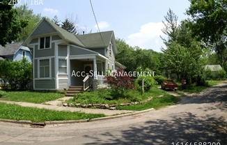 736 N AVE NE