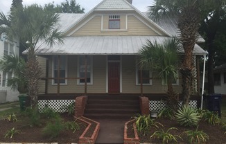 North Hyde Park Bungalow. Near UT & SOHO