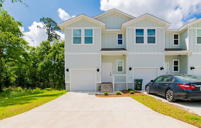 Modern Townhome with Community Pool