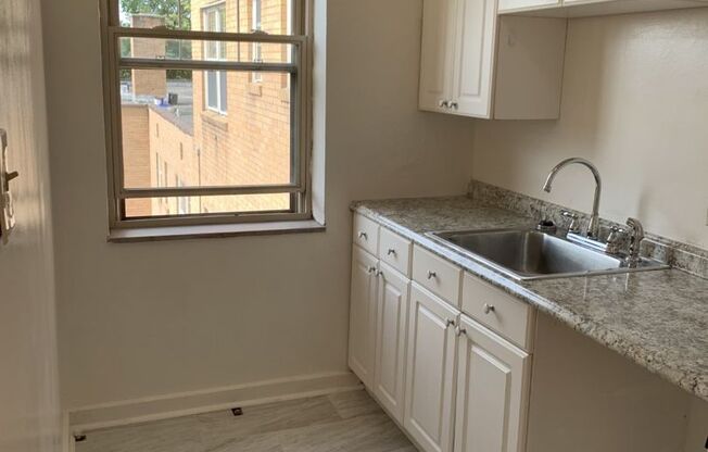 3 beds, 1 bath, $2,150, Unit 410C