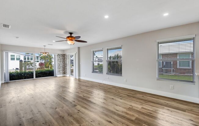 ** NEAR DOWNTOWN ** 2 BED / 2 BATH CONDO - LIKE NEW! - WATERFRONT - BOAT DOCK - ANNUAL RENTAL