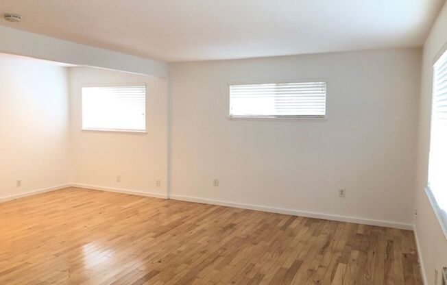 Close-In N PDX Piedmont Neighborhood- Spacious Light & Bright Updated Townhome w/ Wood Floors, Parking, Patio+