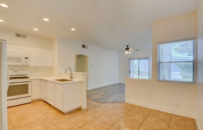 Beautiful 1 BR 1 Bath condo in Green Valley Henderson.